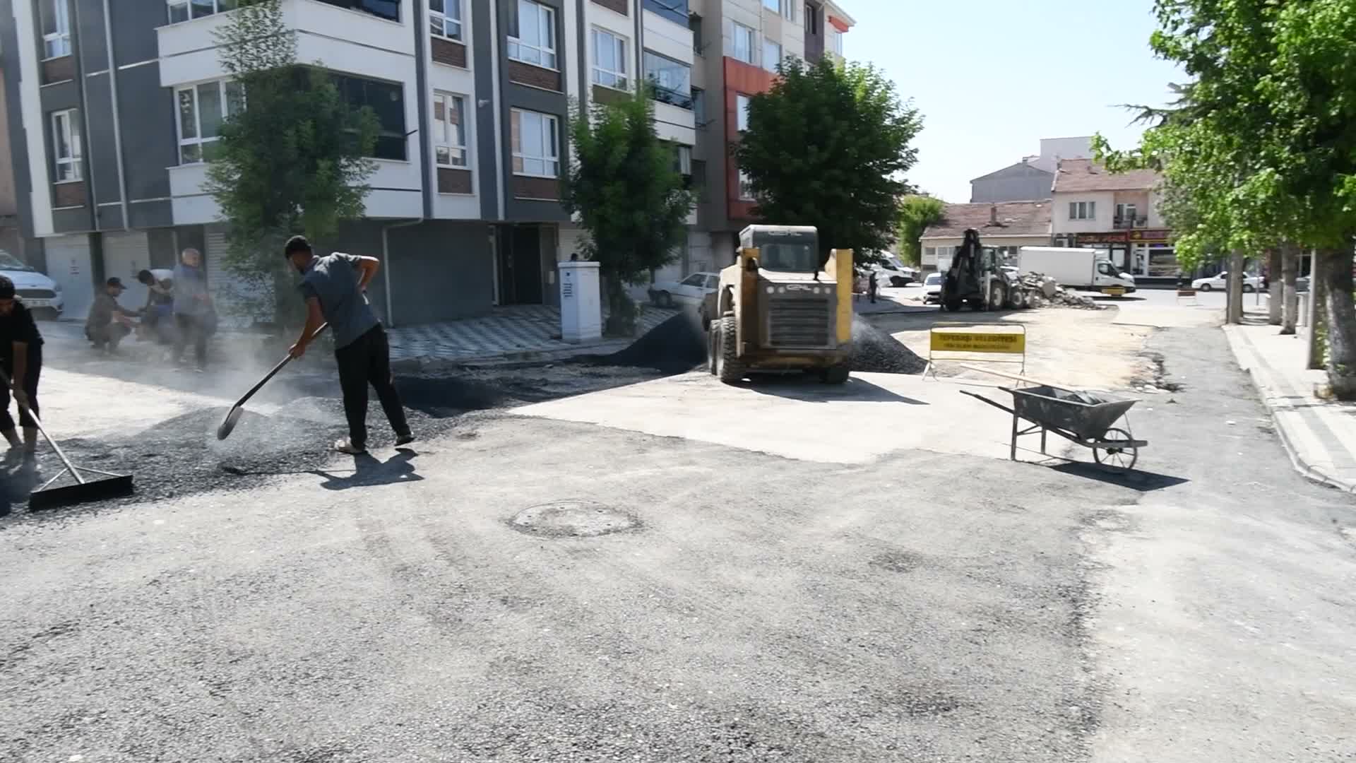 Tepebaşı Belediyesi'nden ilçe genelinde kapsamlı yol ve kaldırım mesaisi