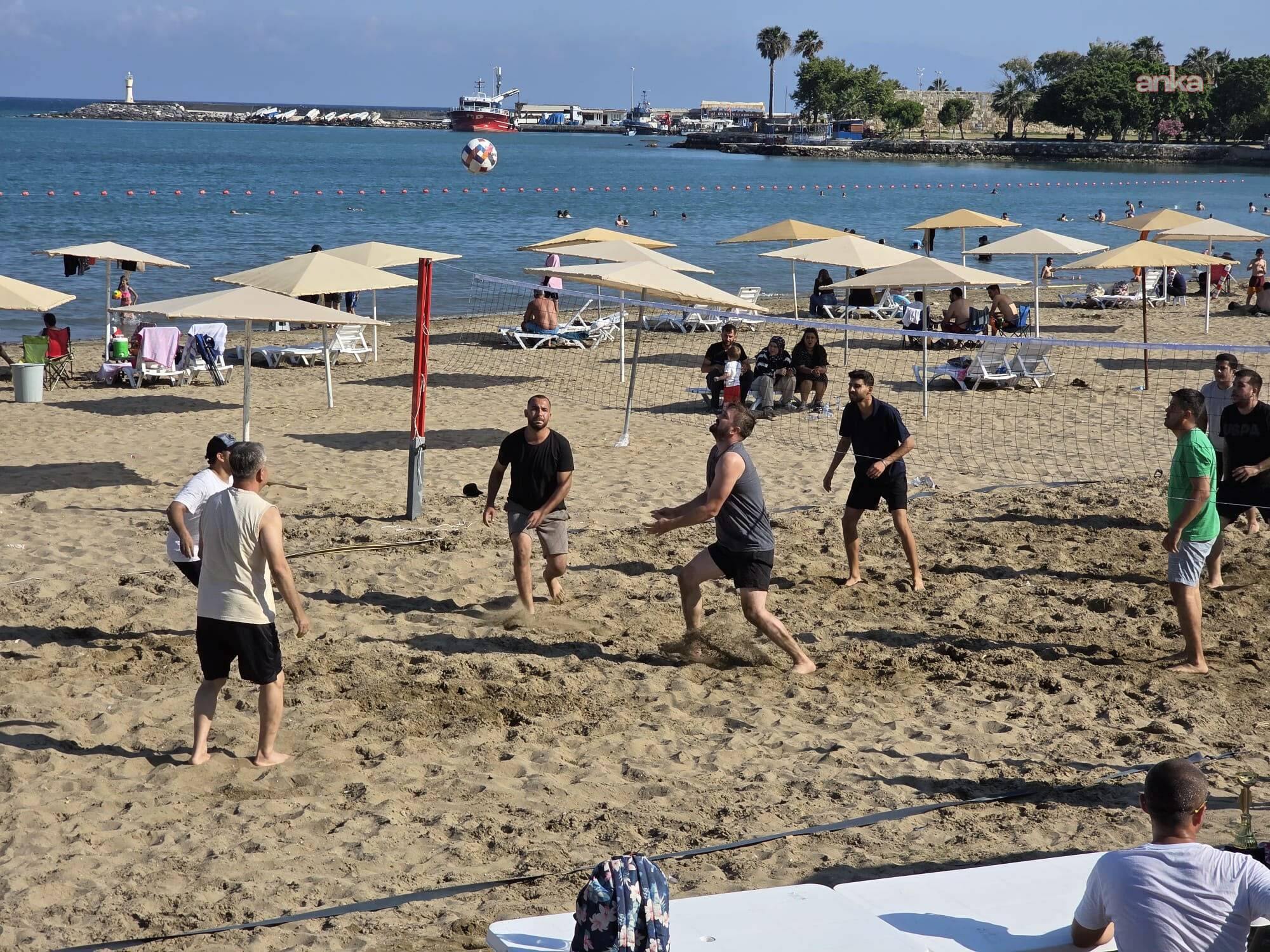 Yumurtalık Belediyesi Kurumlar Arası Plaj Voleybolu Turnuvası’nda renkli görüntüler