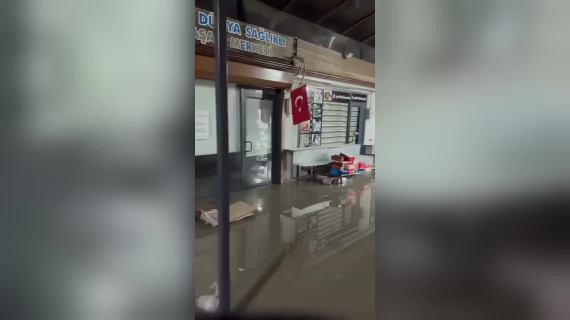 Hatay’da sağanak etkili oldu, konteyner çarşıyı su bastı