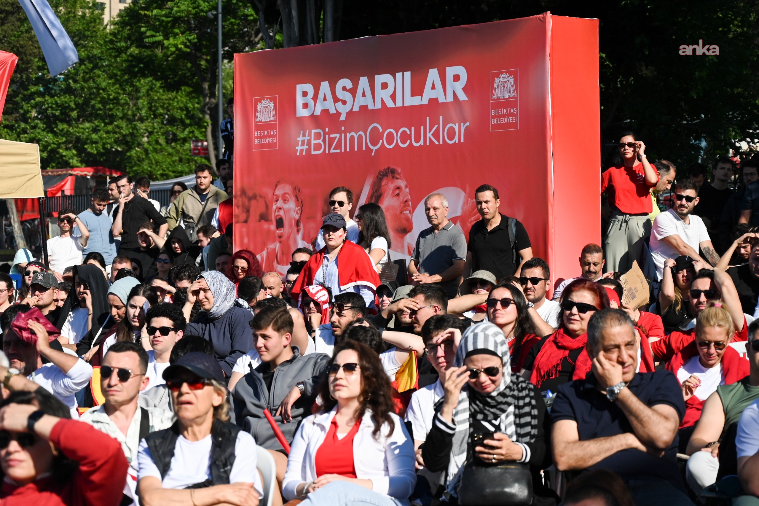 Beşiktaş’ta milli maç heyecanı dev ekranda yaşandı
