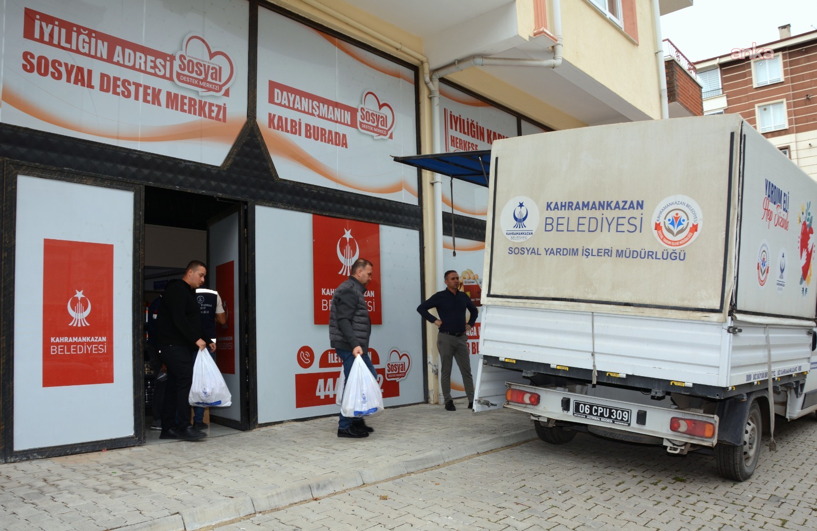 Kahramankazan Belediyesi, ihtiyaç sahibi aileleri evlerinde ziyaret ediyor