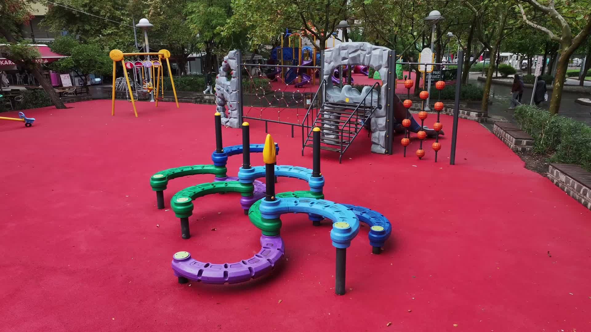 Manisa Büyükşehir Belediyesi'nden park ve yeşil alanlarda yenileme çalışması