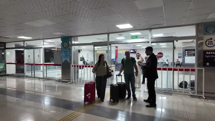 Van-Tahran uçak seferi başladı… İran’dan gelen 80 kişilik kafile çiçeklerle karşılandı