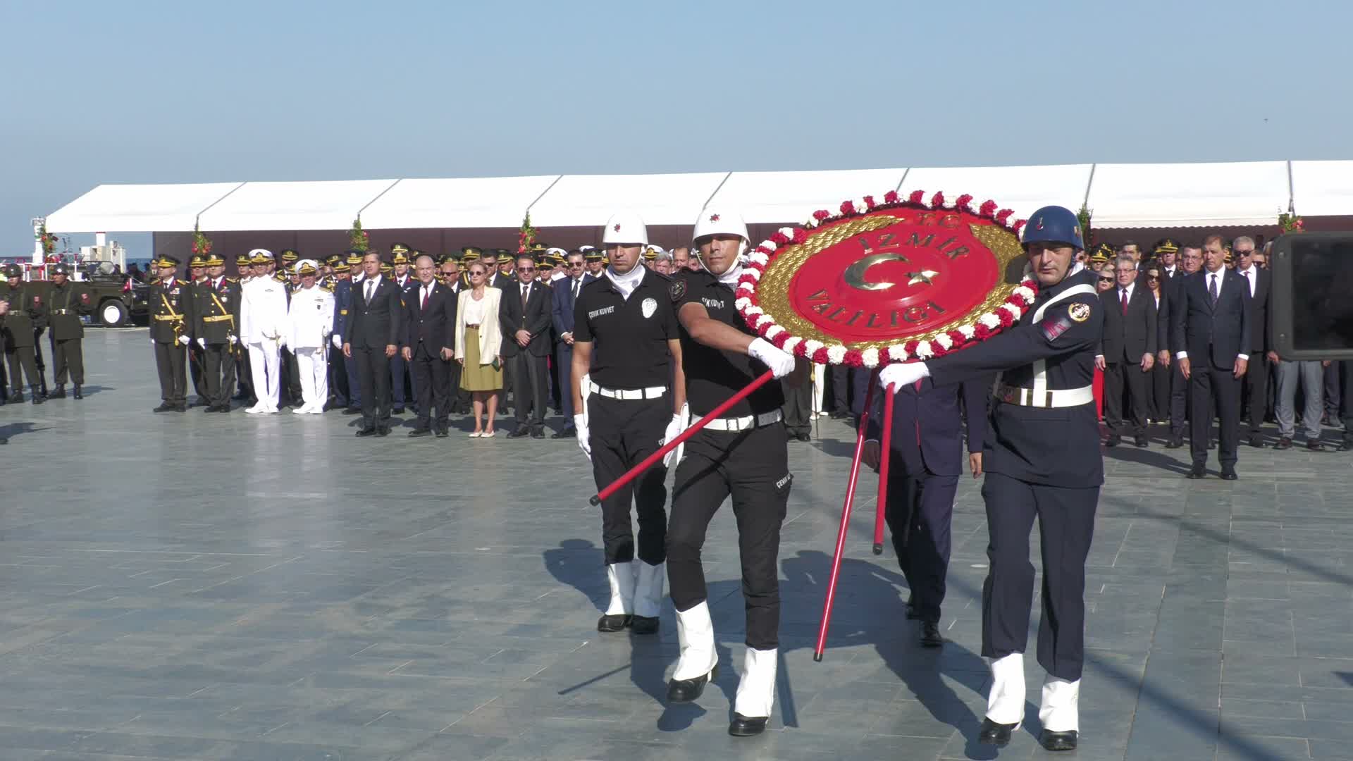 İzmir’de 30 Ağustos Zafer Bayramı kutlamaları çelenk töreniyle başladı