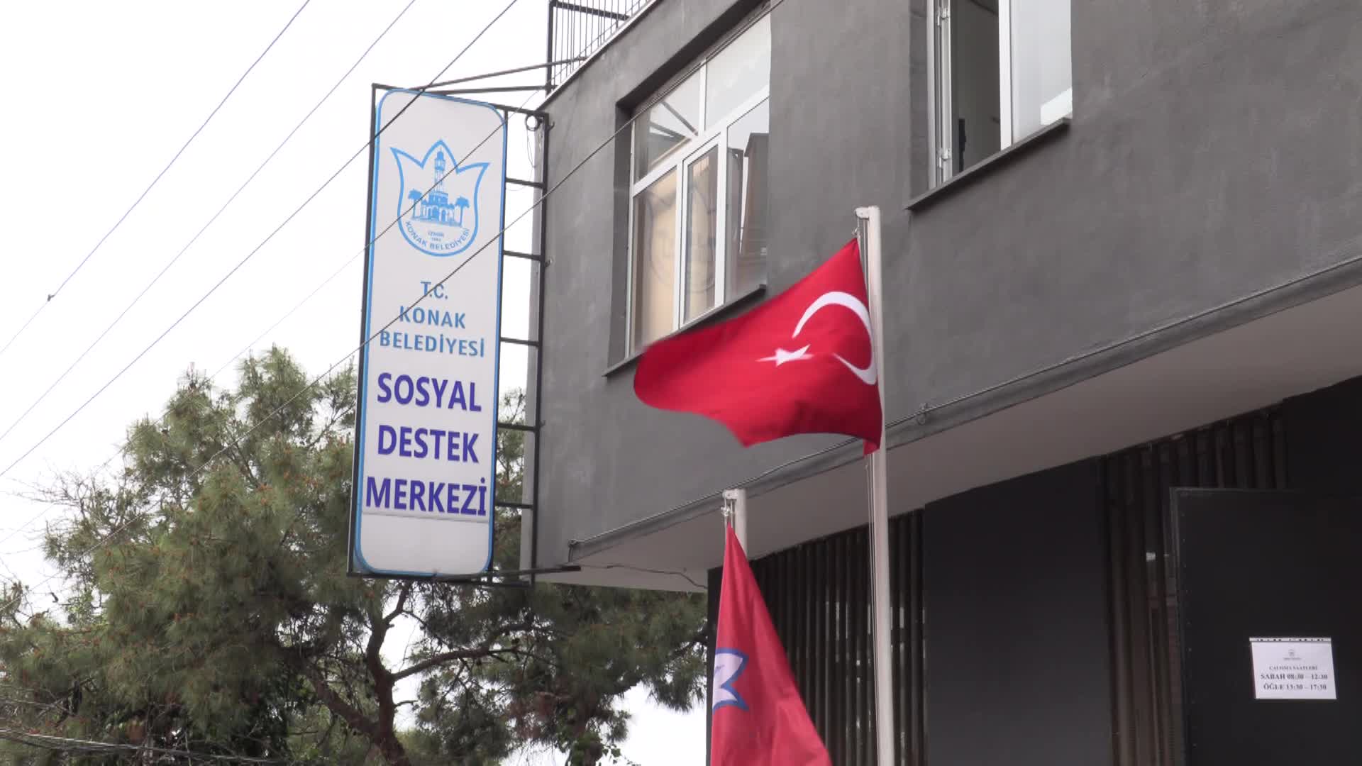 Konak’tan evlenecek çiftlere gelinlik desteği