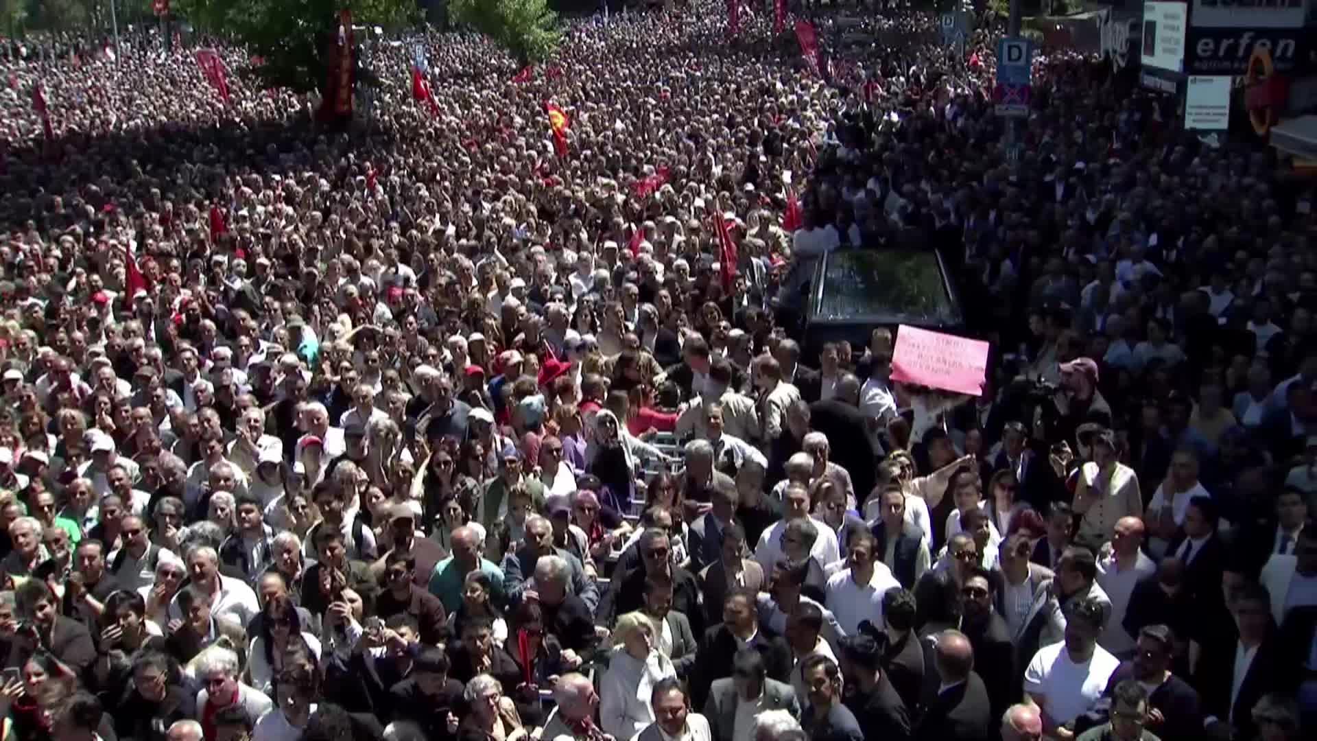 CHP Ankara İl Başkanlığı'nda bayramlaşma... Özgür Özel: "Diplomasız Erdoğan, mazbatasız genel başkan istemektedir"