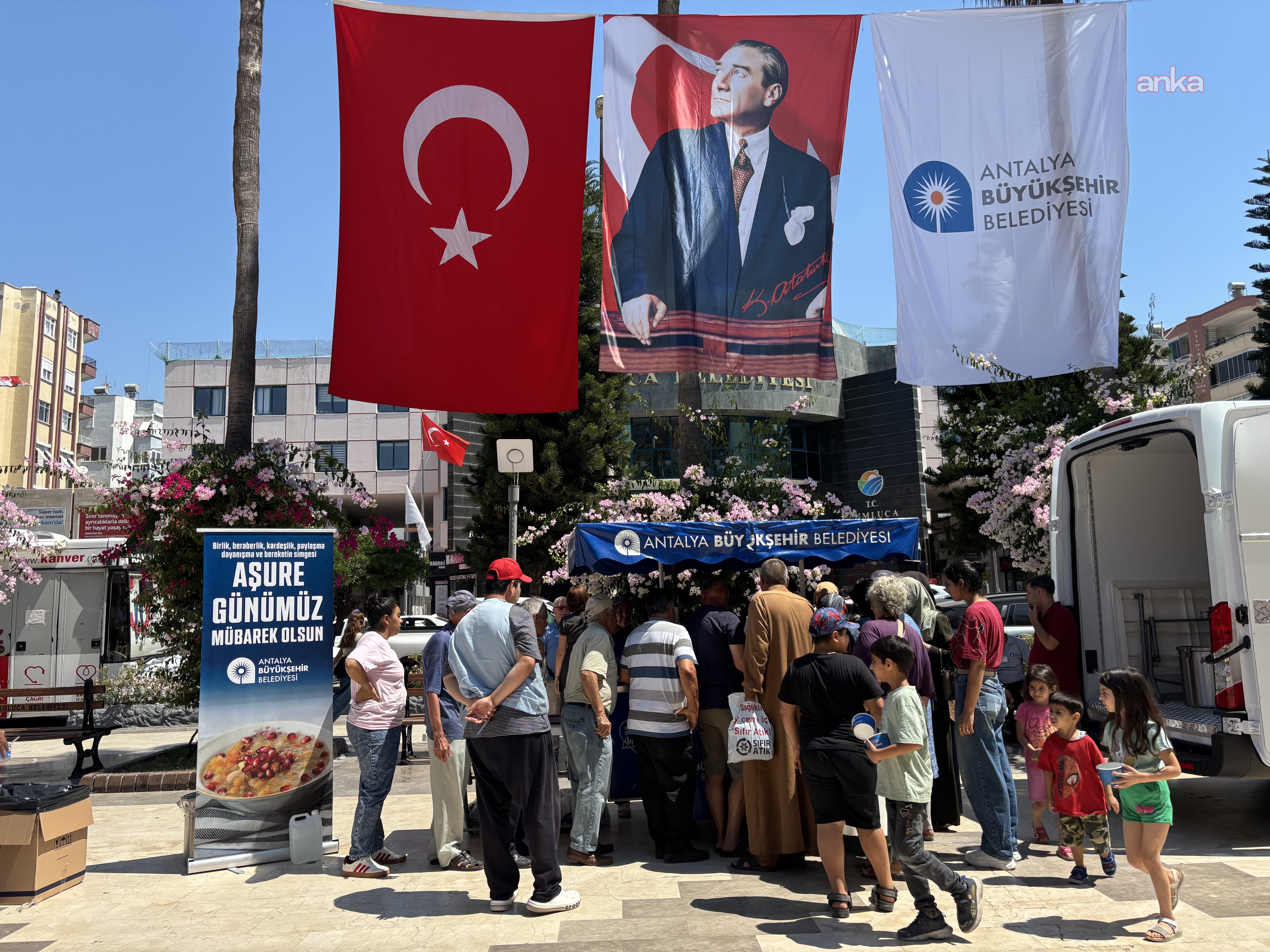 Antalya Büyükşehir Belediyesi'nin aşure ikramları sürüyor