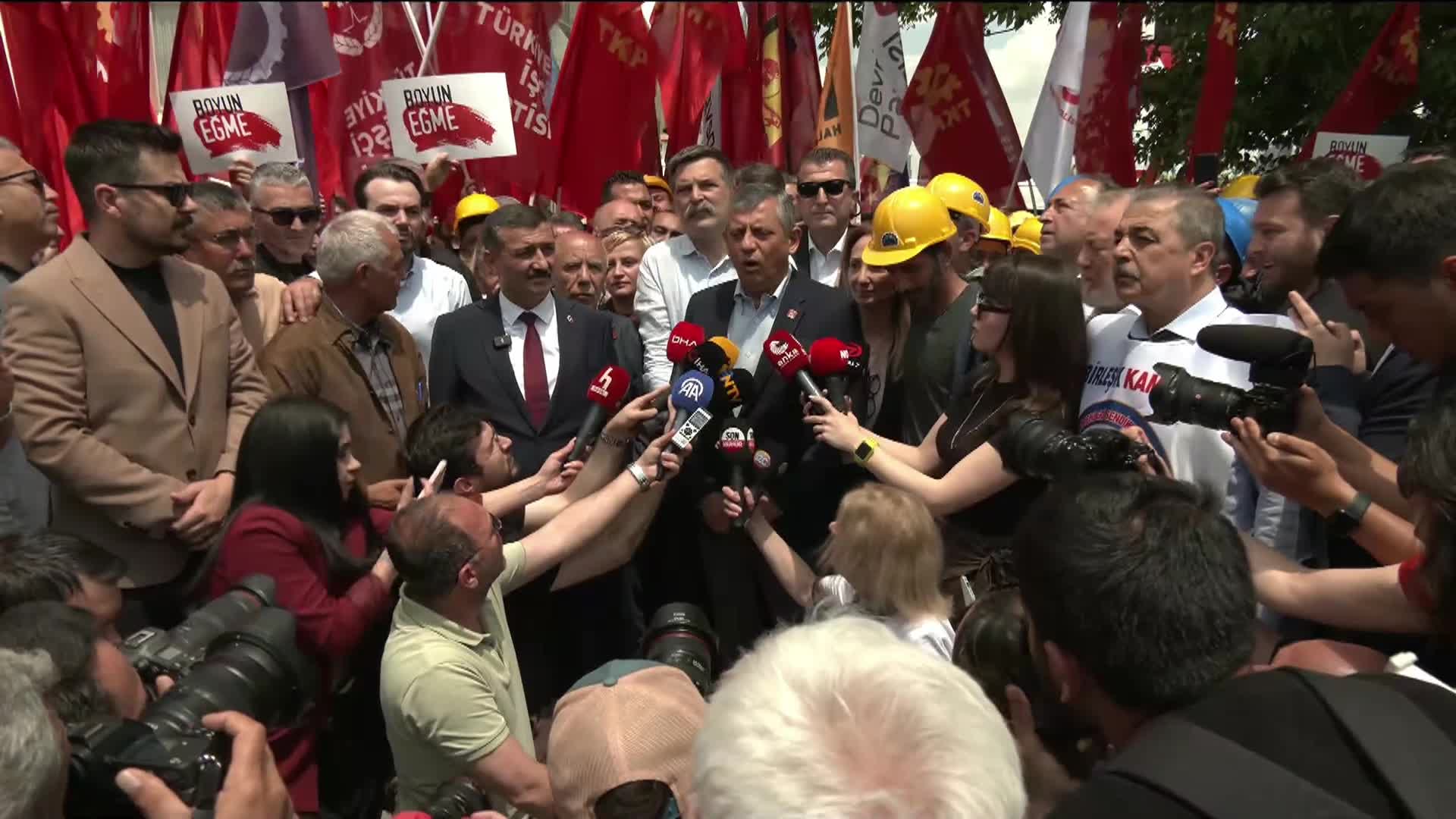 Özgür Özel madencilerin eylemine katıldı: Son kuruş ödenene kadar arkalarındayız