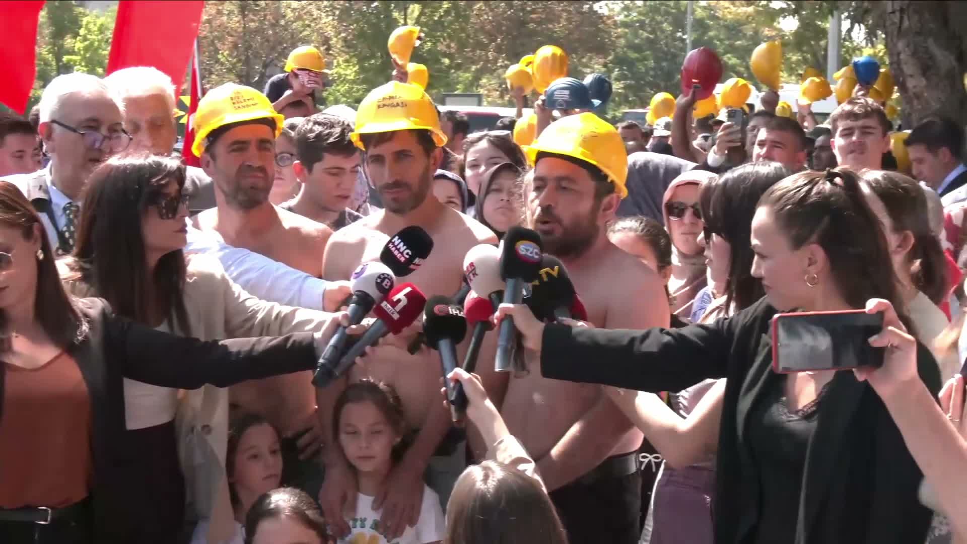 Doruk Madencilik işçisi Kaynak: Sayın Cumhurbaşkanı sesimizi duyun. Yoksa Cumhurbaşkanlığı'na yürüyeceğiz
