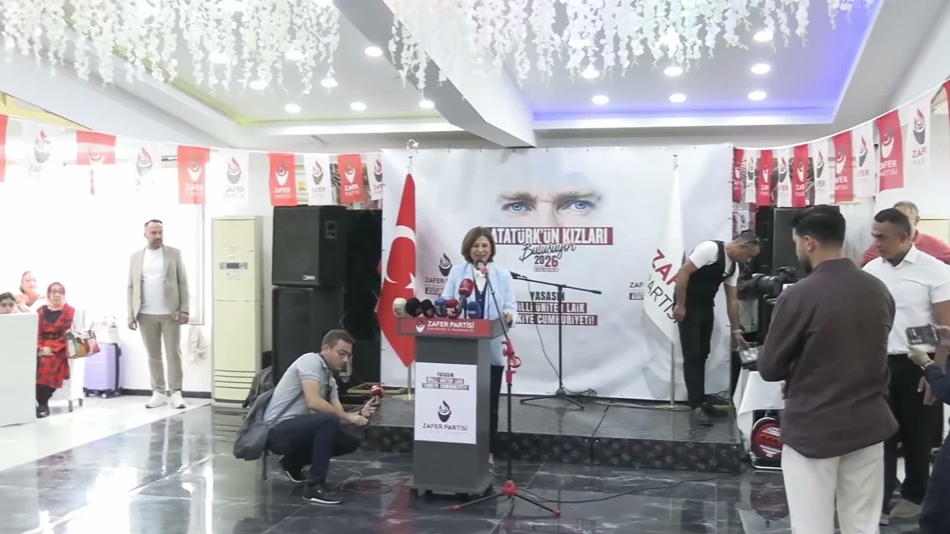 Bir çift mavi gözün ışığında yürümeye devam edeceğiz