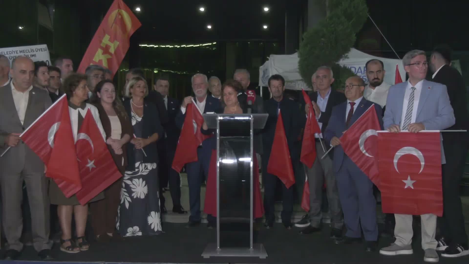 Özgür Çelik'ten Üsküdar'da başkan vekilliği seçimi öncesi açıklama: Dört meclis üyesini İstanbul dışına çıkardılar