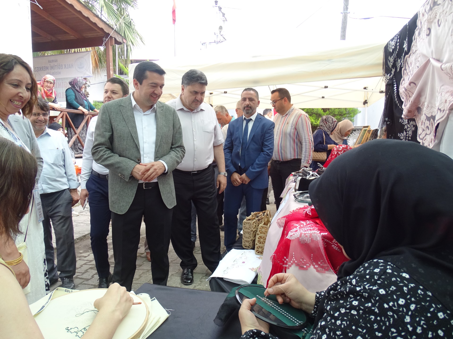 Havran Halk Eğitimi Merkezi'nin yıl sonu sergisi açıldı