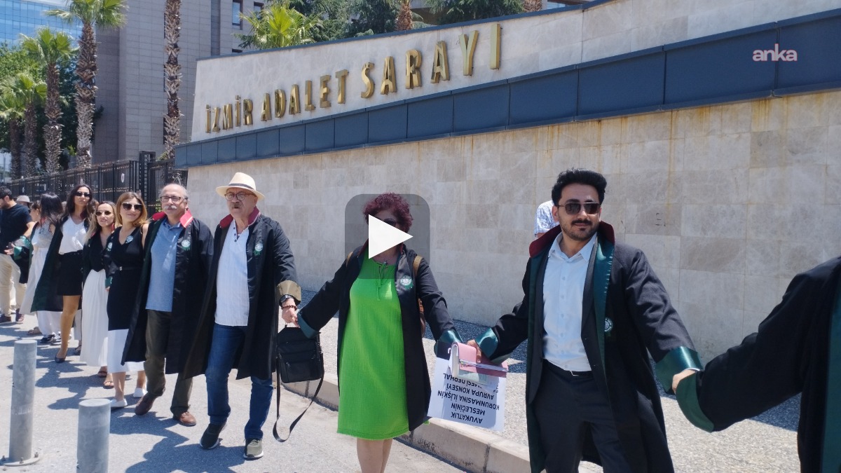 İzmir Barosu’ndan adliye önünde "Adalet Zinciri": Baskı rejimi altındayız