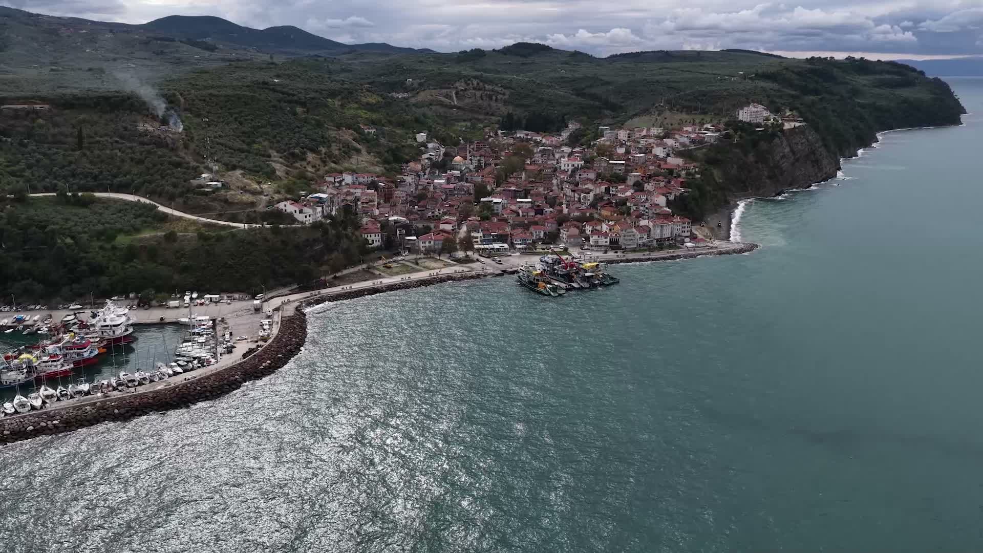 Bursa Büyükşehir Belediyesi’nden sağanak sonrası sahillerde temizlik mesaisi
