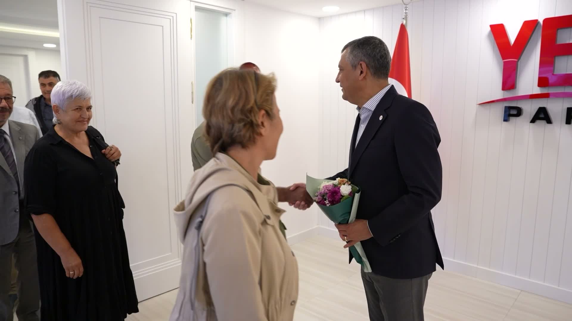 Özgür Özel, 10 Ekim Barış Derneği heyetini kabul etti