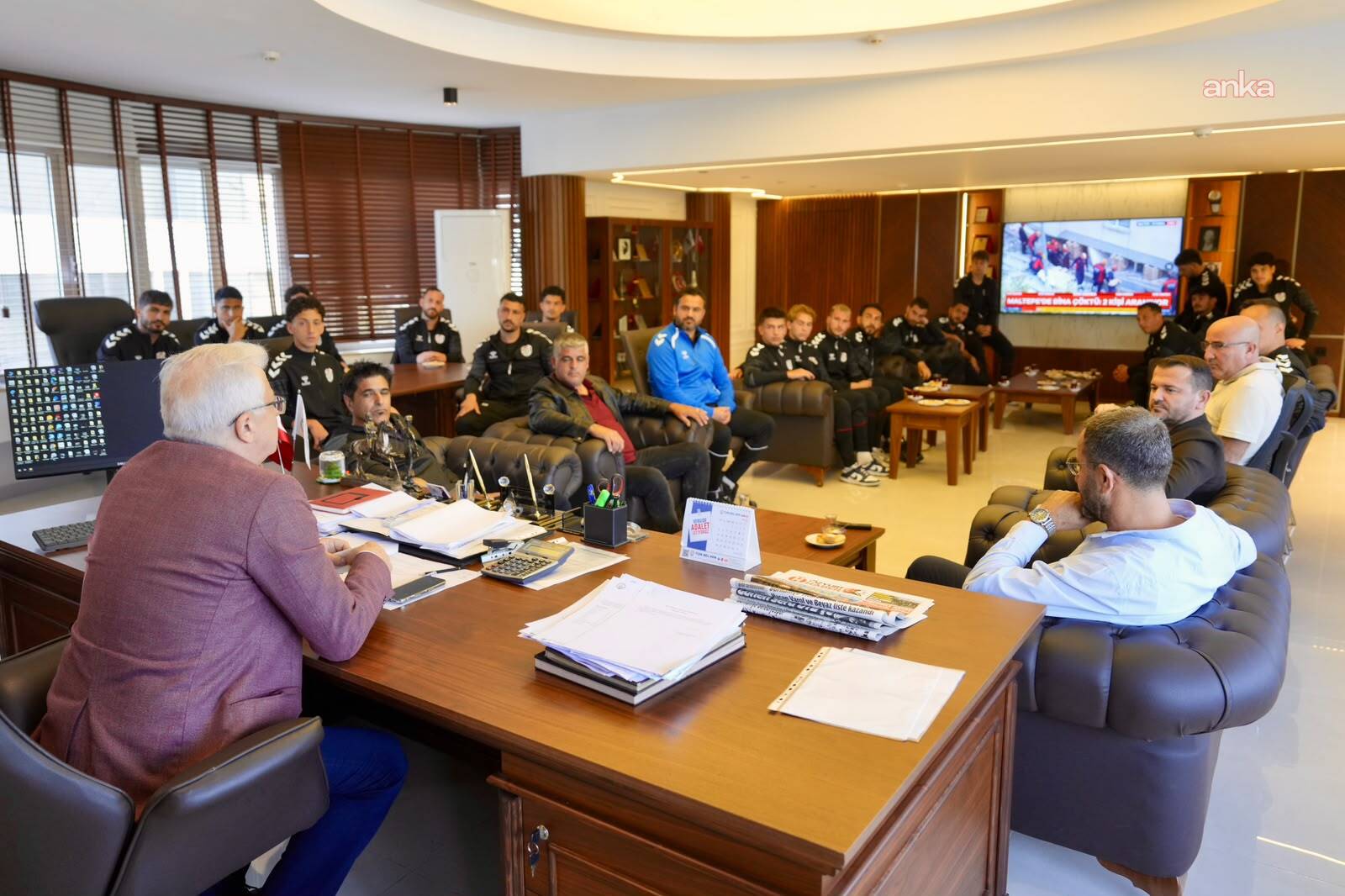 Burhaniye Belediyespor Futbol A Takımı’ndan Başkan Deveciler’e ziyaret