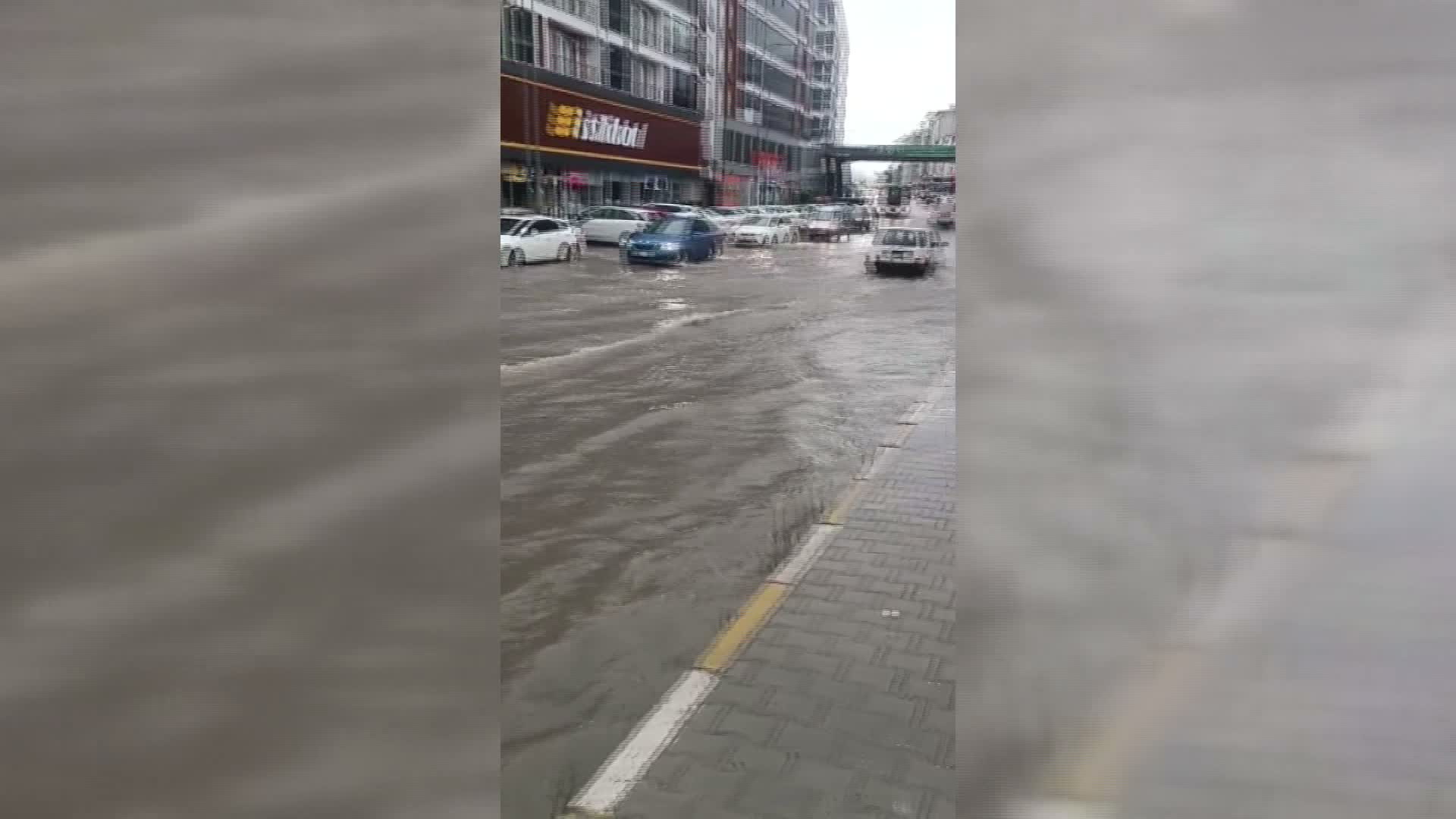Sinop’ta gece saatlerinden itibaren etkili olan sağanak hayatı olumsuz etkiledi