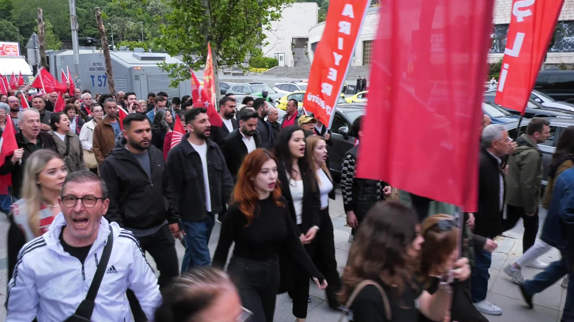 CHP Kurultay’ın iptaline karşı Beşiktaş’ta protesto: Tarihin doğru tarafında, adaletin safındayız