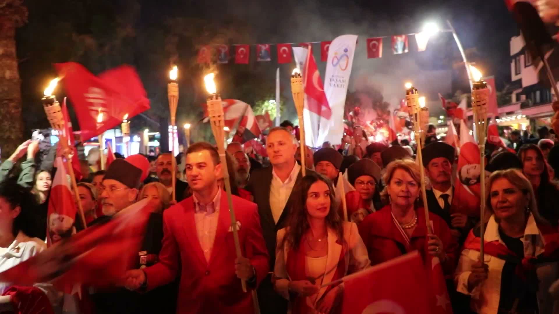 Bodrum’da binlerce kişi meydanlarda Cumhuriyet Bayramı’nı kutladı