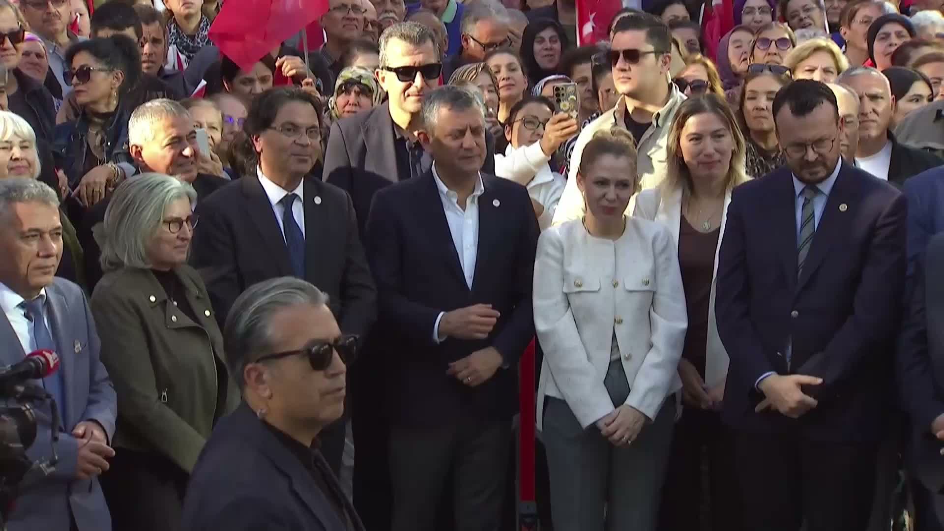 YENİ Parti Genel Başkanı Özel, Denizli'de: "Geçmişte ayakkabı kutularıyla yakalanan bakanları affedenleri, bu millet affetmeyecek"