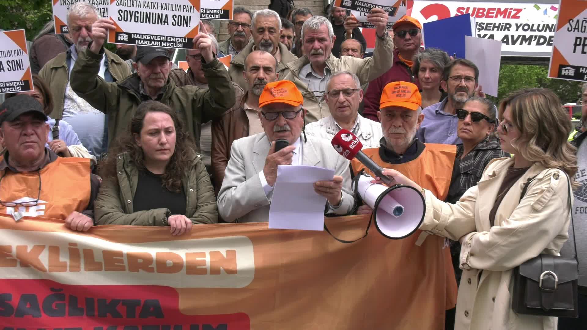 Halkevleri Emekli Hakları Meclisi, "sağlıkta katkı ve katılım paylarının kaldırılması" talebiyle topladıkları dilekçeleri TBMM’ye sundu