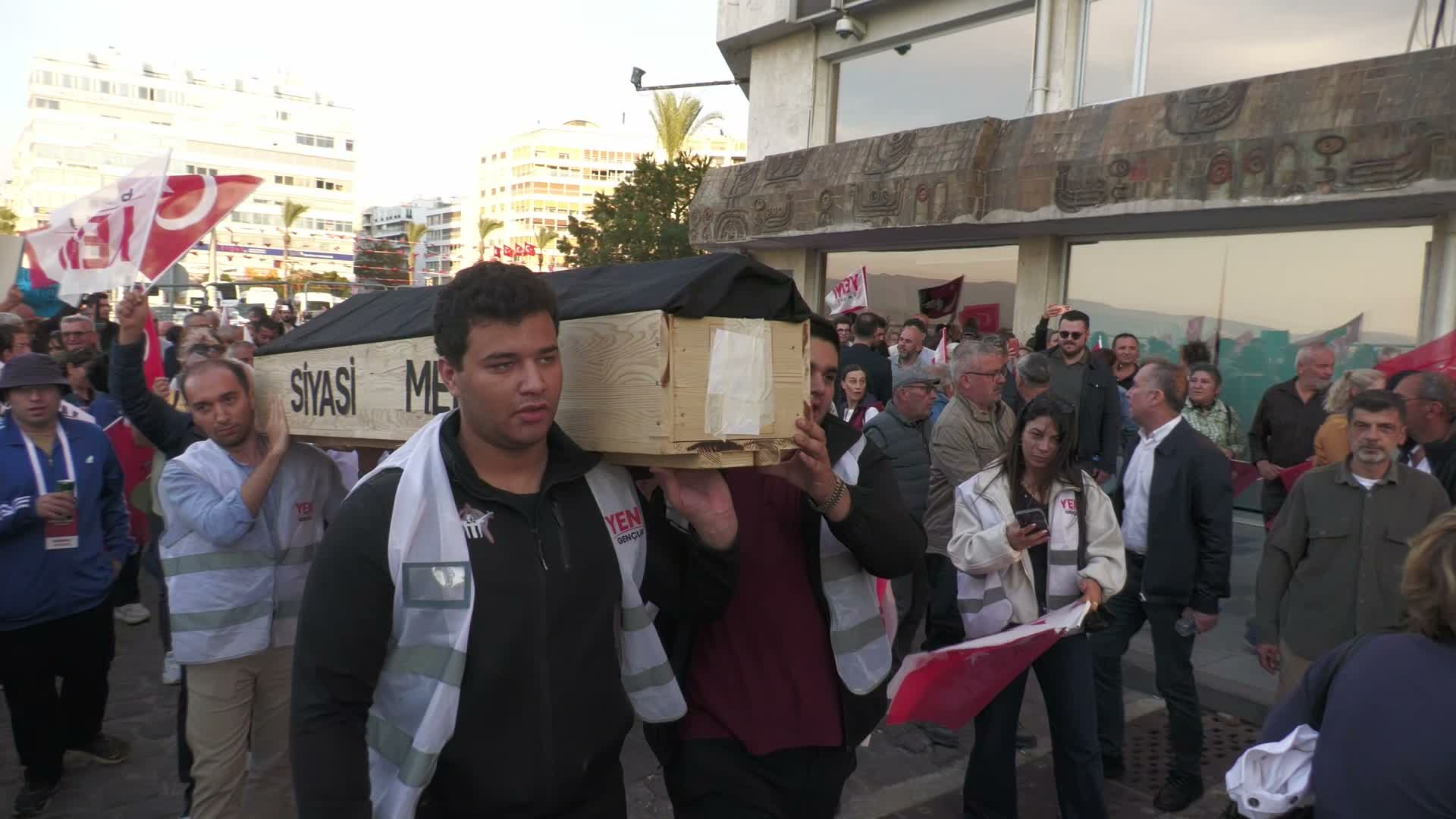 YENİ Parti'den Cemil Tugay'ın AK Parti'ye katılımına tepki.... Çağatay Güç: Bugün İzmir, Cemil Tugay'ı azlettiğini göstermiştir