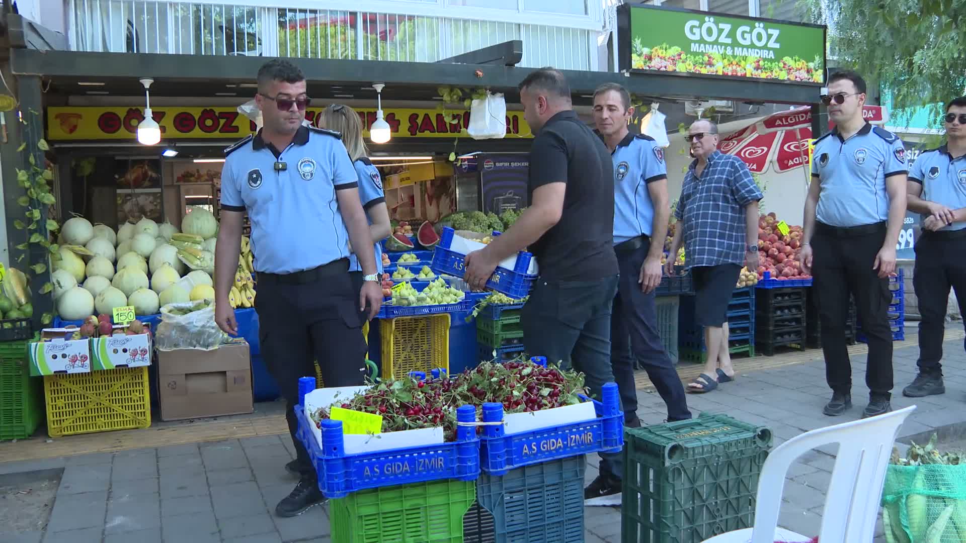 İzmir'de ana arterlerde kaldırım işgaline geçit yok