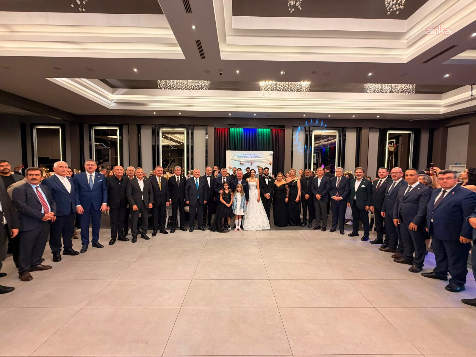 Özgür Özel, Safiye Dilan Tahtasız ve Eren Can Eren çiftinin düğün törenine katıldı