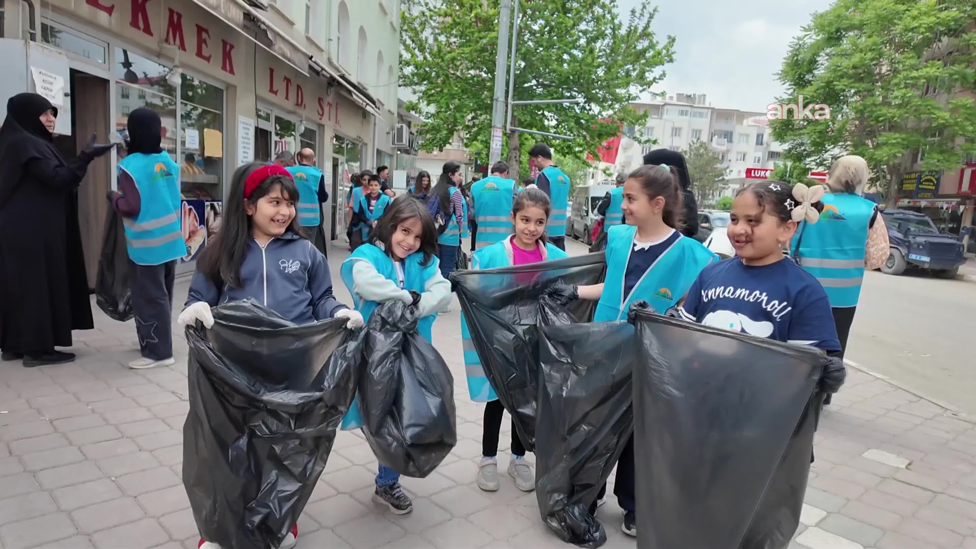 Iğdır'da gönüllüler çevre temizliği yaptı