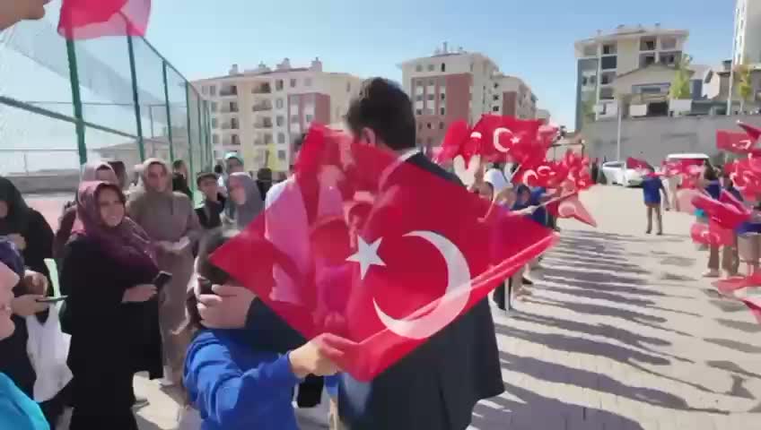 Adıyaman Belediye Başkanı Tutdere, ilk ders zili heyecanına ortak oldu