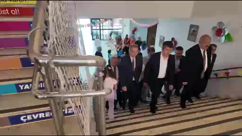 Adıyaman Belediye Başkanı Tutdere, öğrencilerin karne sevincine ortak oldu
