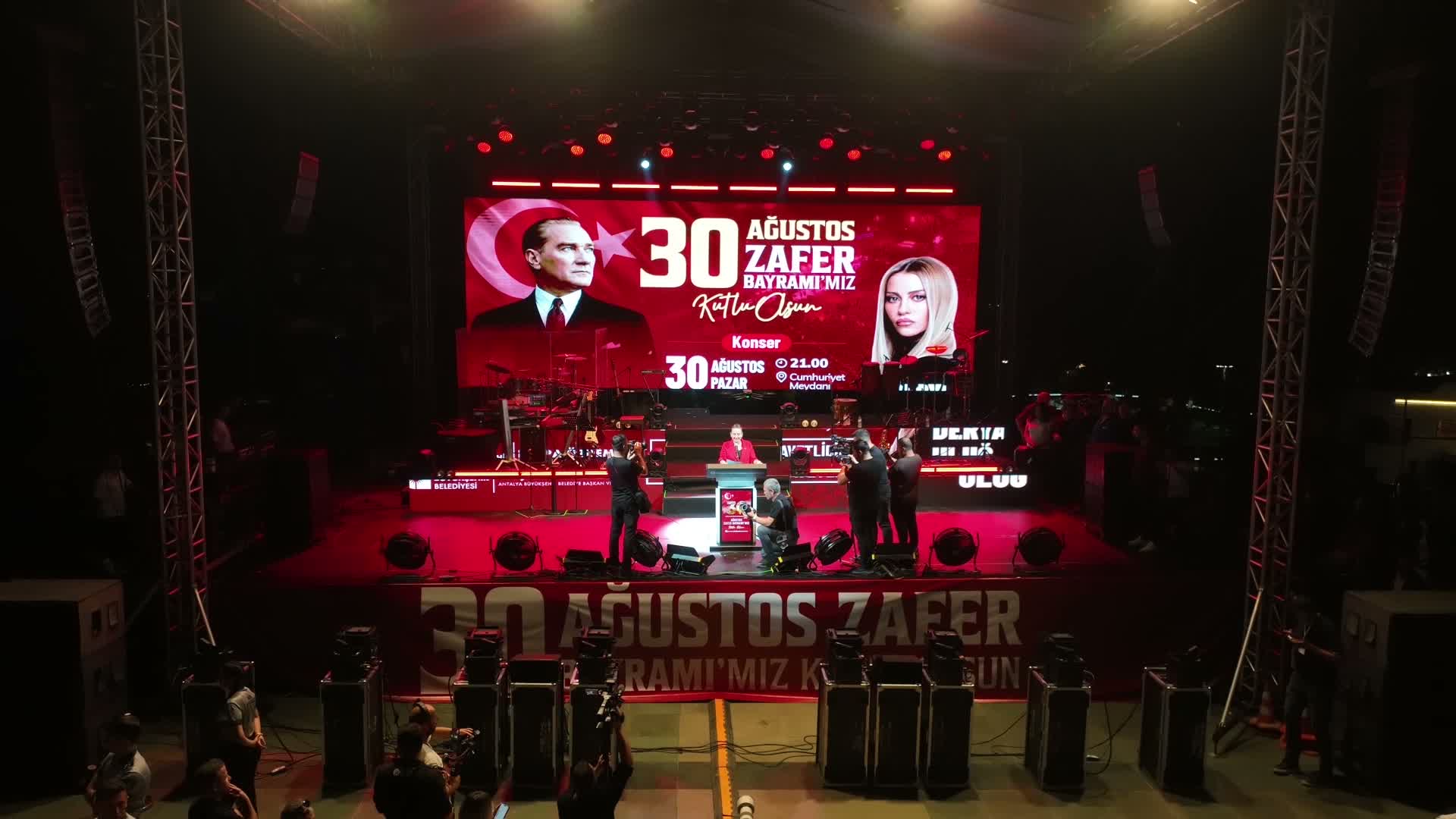 Antalya'da Zafer Bayramı coşkusu, Derya Uluğ konseriyle zirve yaptı