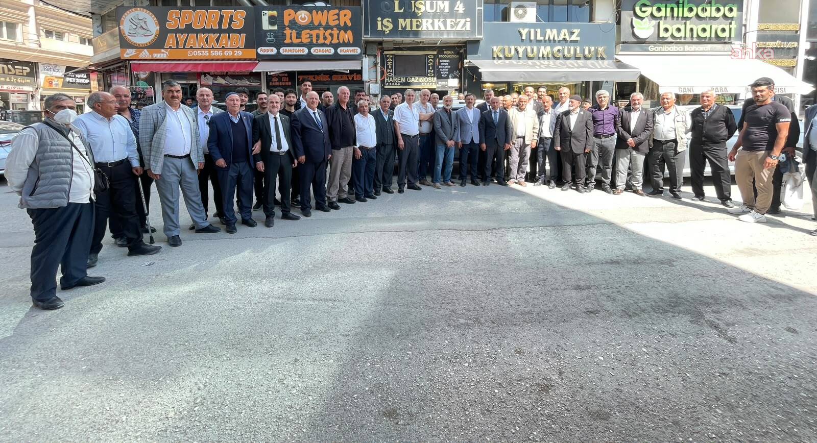 MHP Van İl Başkanlığında 250 kişiye rozet takıldı