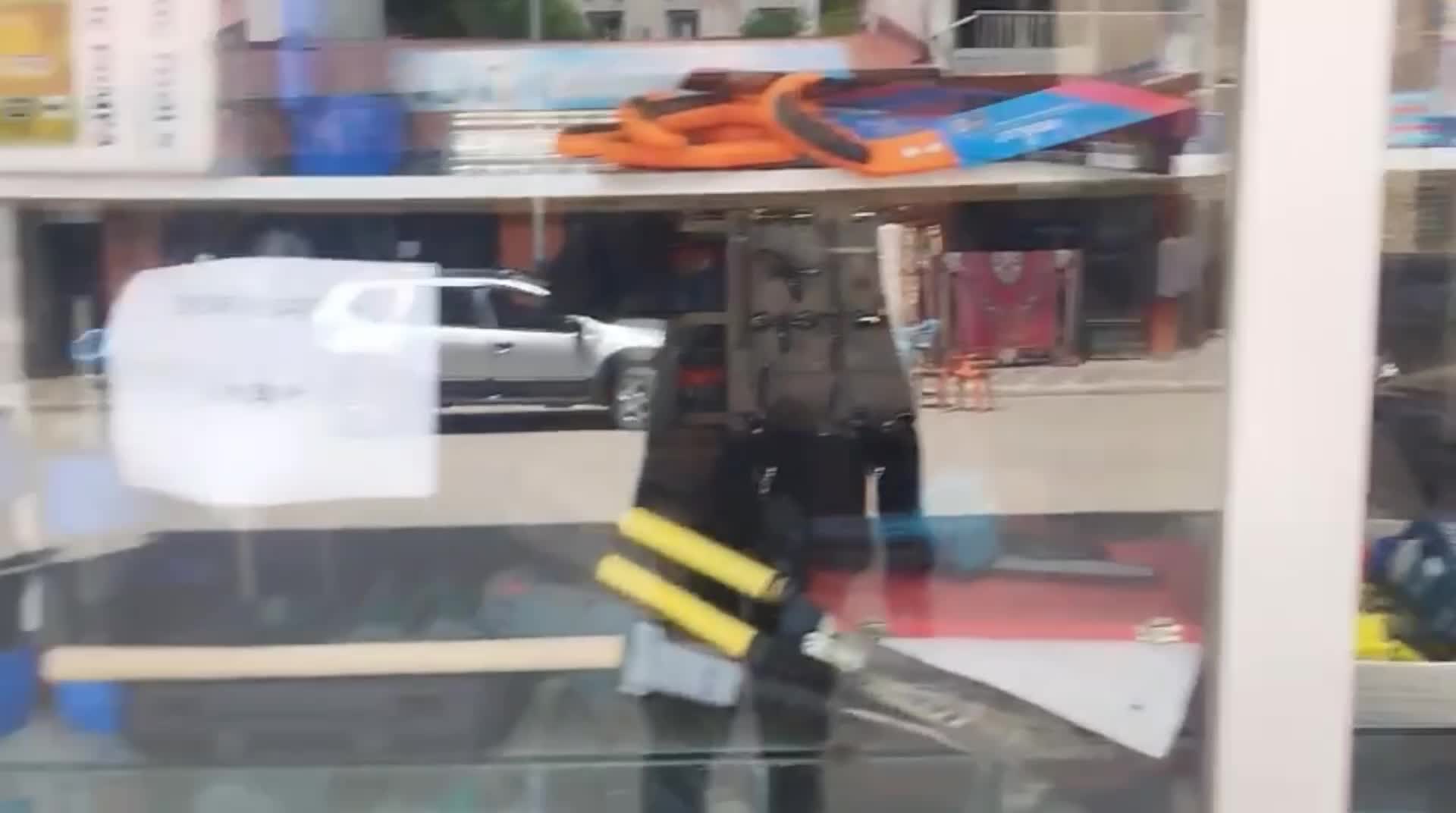 Van’daki esnaftan kapalı yol tepkisi: “Bize yol zulmü yapıyorlar, dükkanlarımızı satılığa çıkardık”