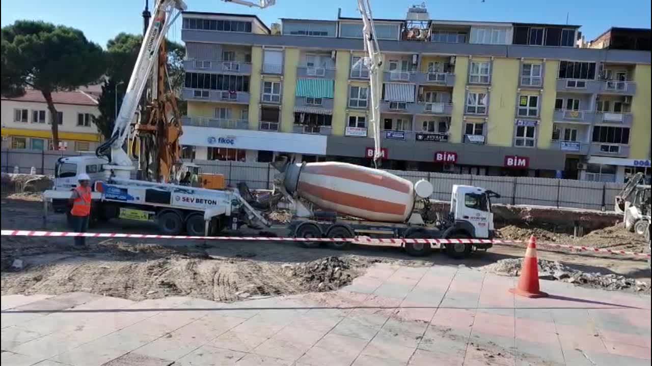 Soma’da Ferdi Zeyrek’in adını taşıyacak kent meydanı ve otoparkın temeli atıldı