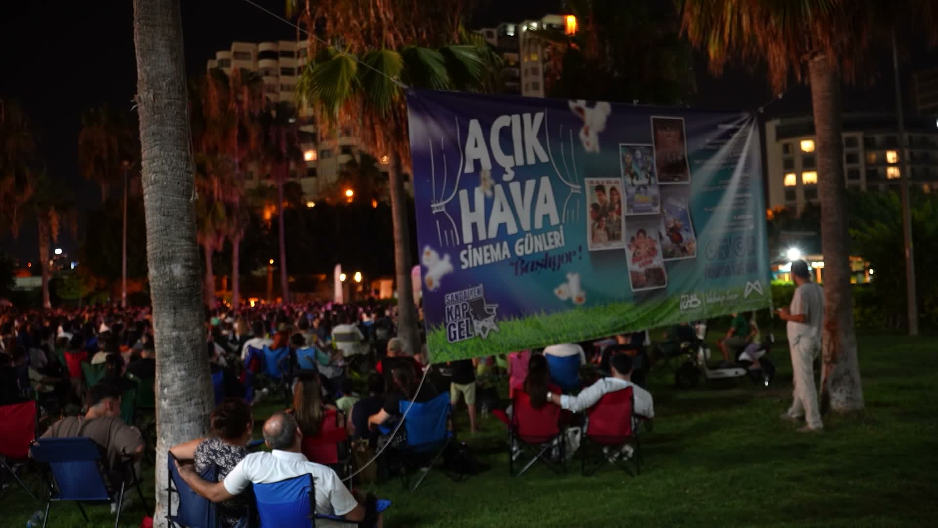 Mersin Büyükşehir Belediyesi, "Yukarı Bak" filmiyle çocuklara sahilde sinema keyfi yaşattı