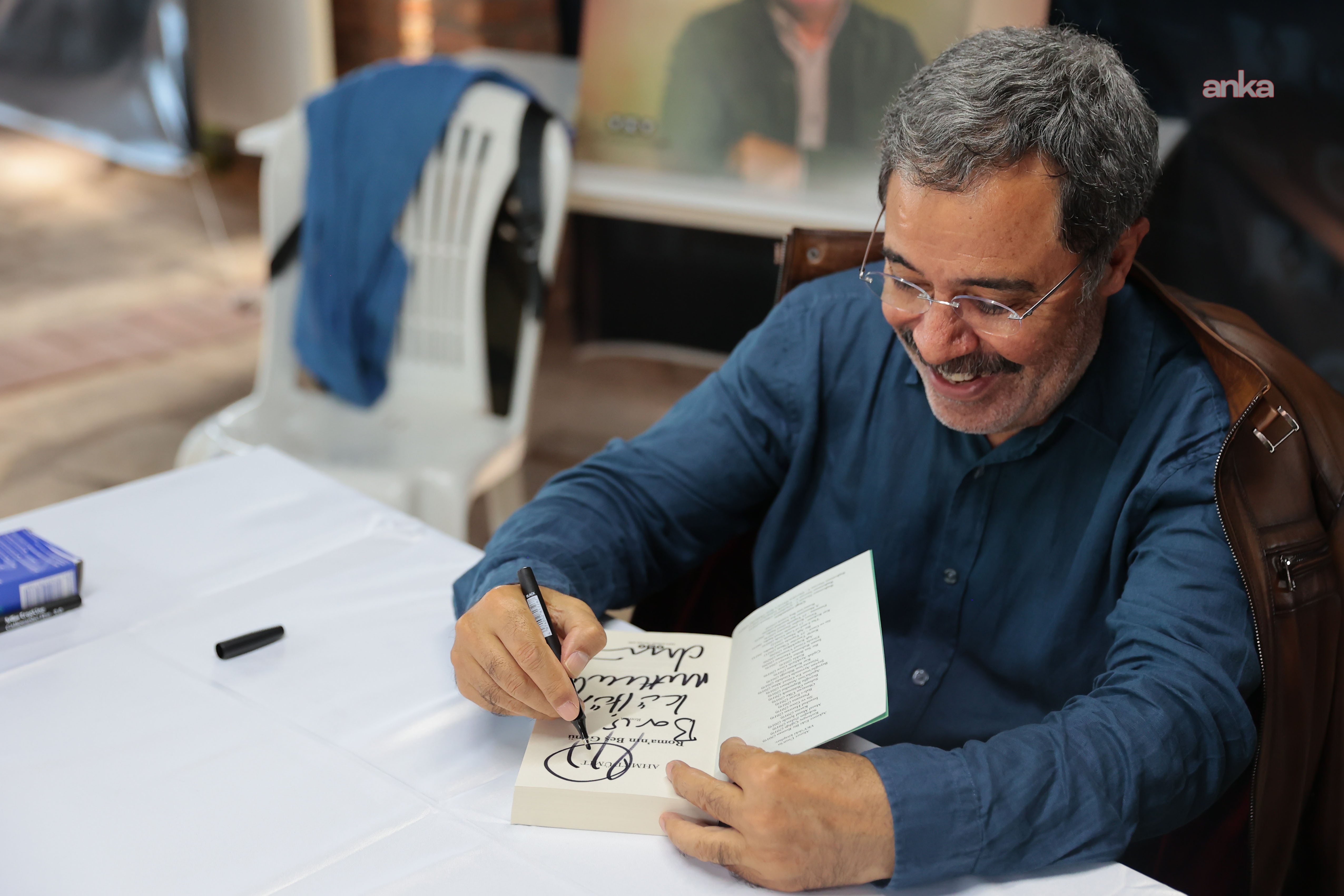 16. Antalya Kitap Fuarı’nda Ahmet Ümit’e yoğun ilgi