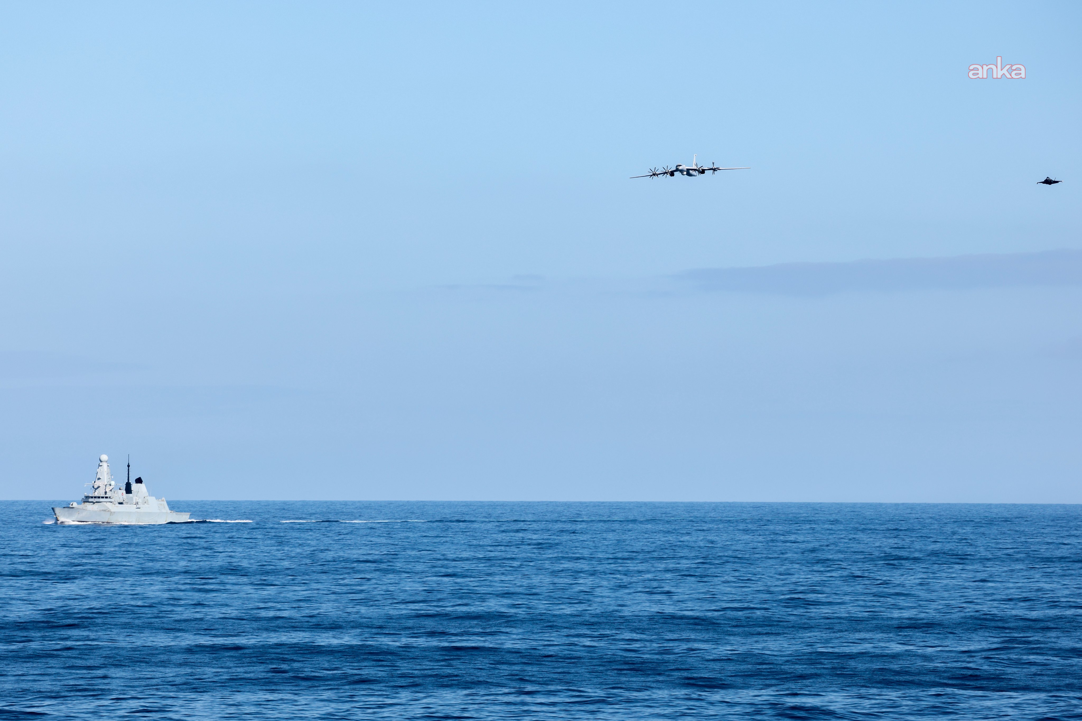 İngiltere Savunma Bakanlığı: "İngiliz F-35 savaş uçakları, HMS Prince of Wales uçak gemisine yaklaşan Rus askeri uçağını önledi"