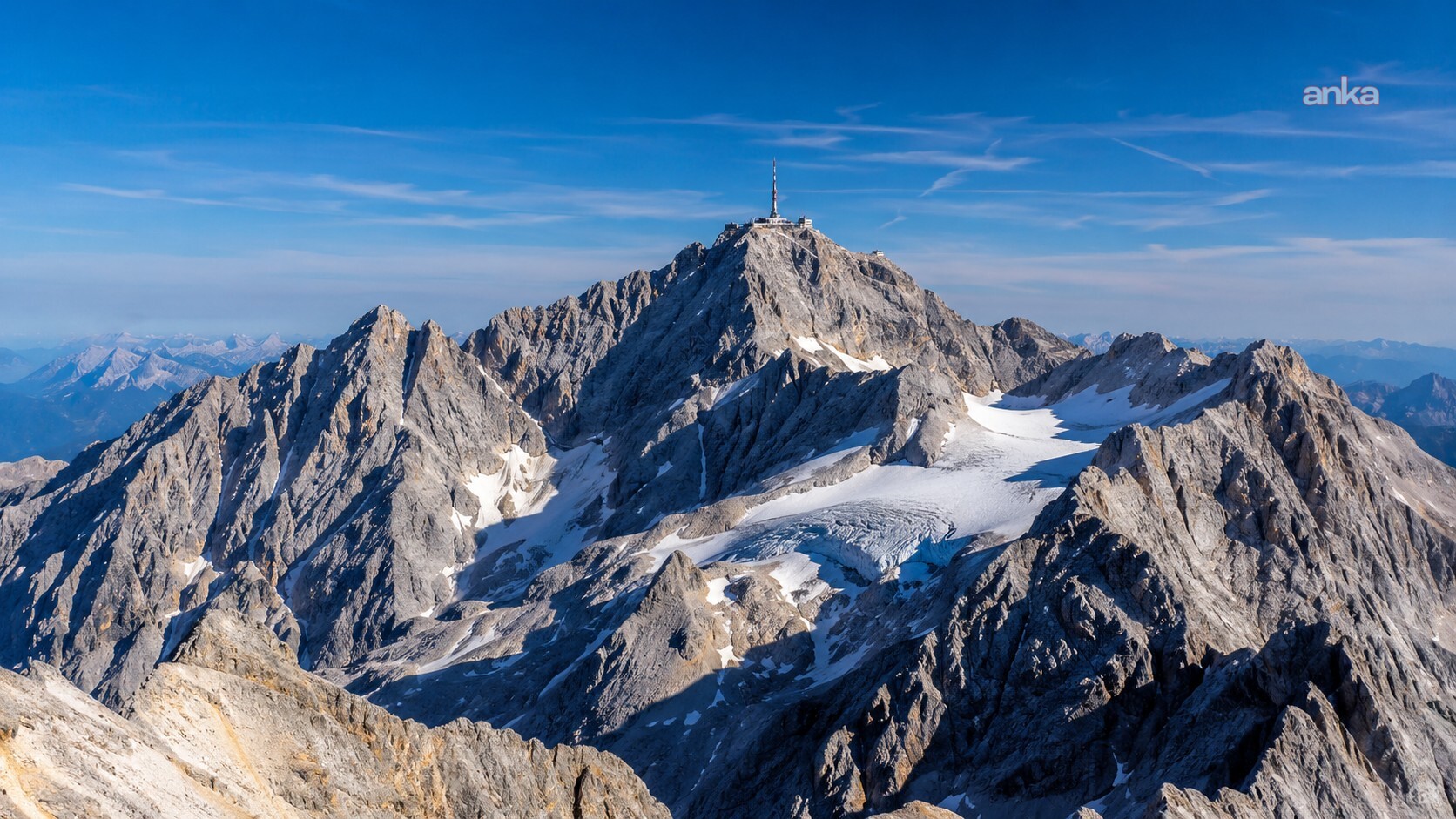 Almanya'da 68 yaşındaki dağcı Zugspitze yakınlarında düşerek hayatını kaybetti