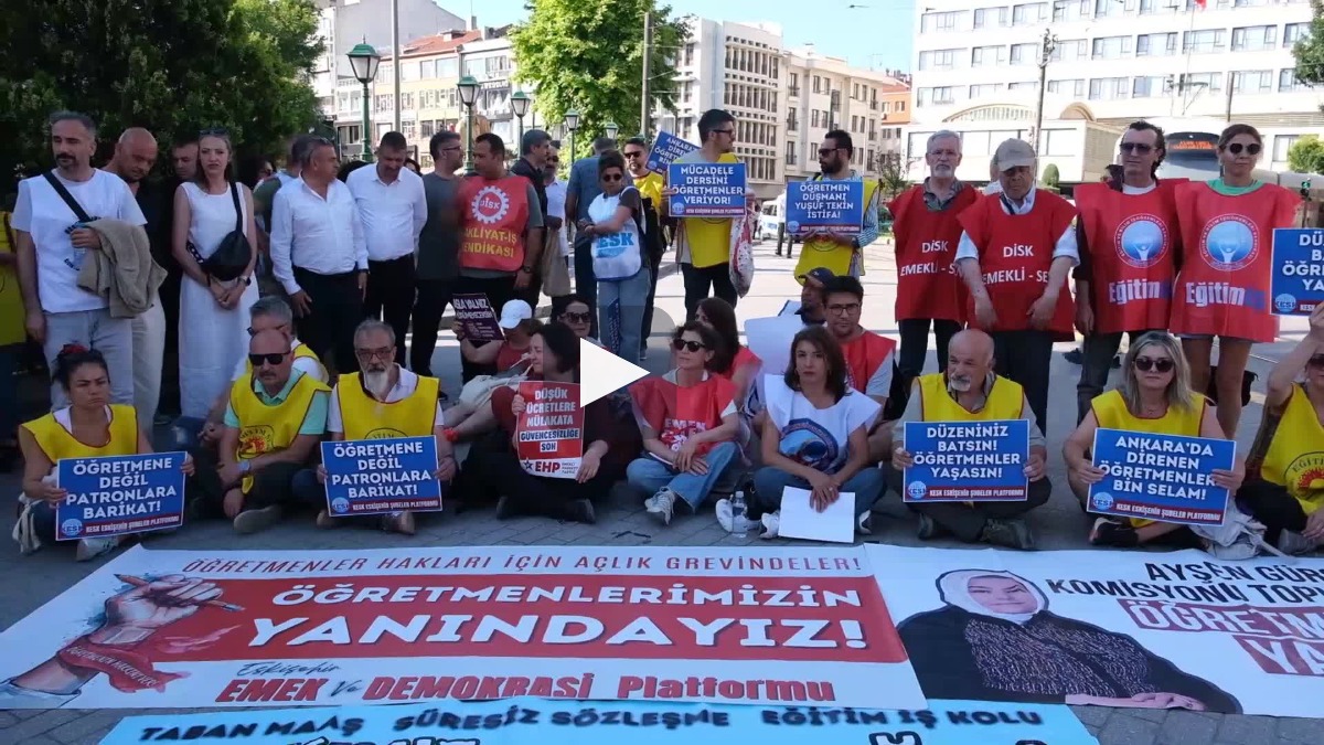 Eskişehir'de öğretmenlerden oturma eylemi: “Kaldırılan taban maaş hakkımızı tekrar istiyoruz”
