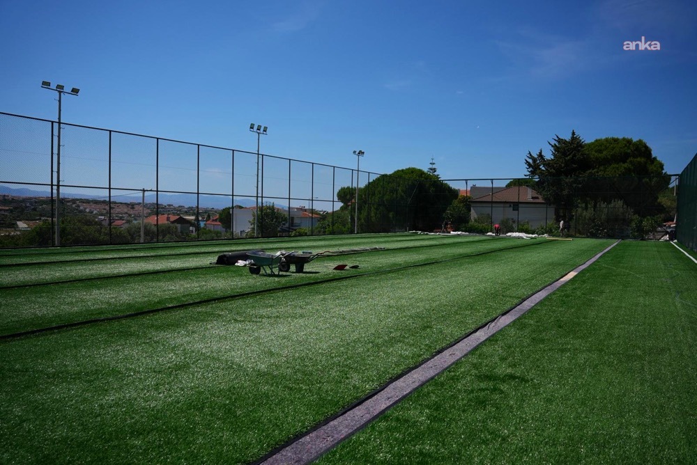 Çeşme'de park ve spor alanlarında yenileme çalışmaları sürüyor