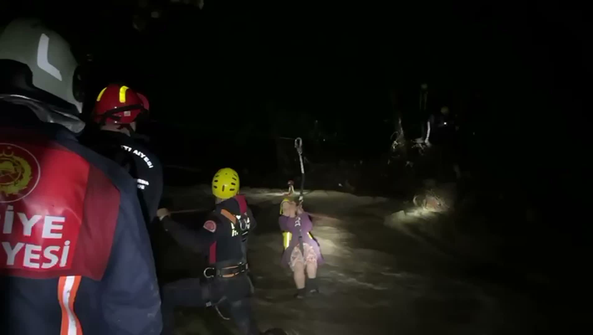 İBB İtfaiyesi Giresun'deki selde 14 kişinin kurtarılması çalışmalarına katıldı