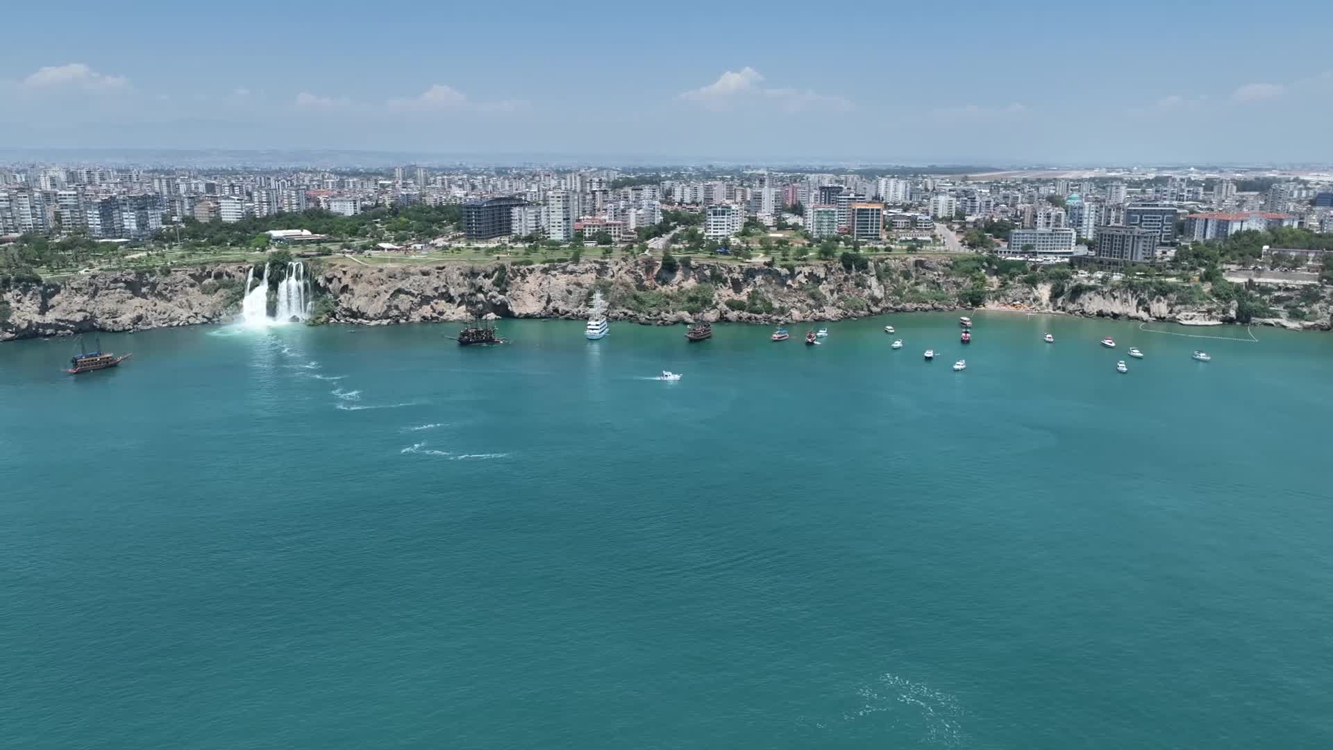 Antalya Büyükşehir Belediyesi, 35 yapay resif bloğunu denize indirdi