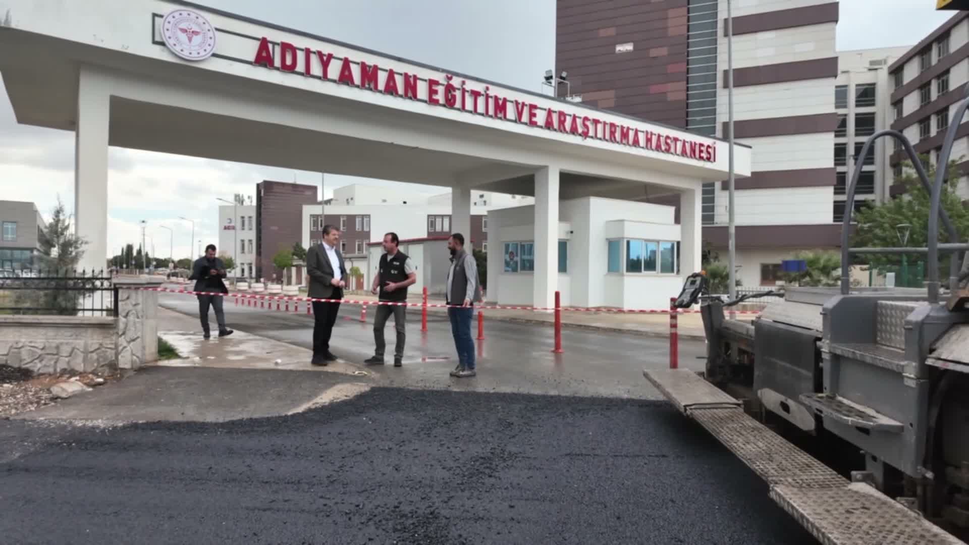Adıyaman Belediyesi’nden hastaneler bölgesinde hafta sonu asfalt mesaisi