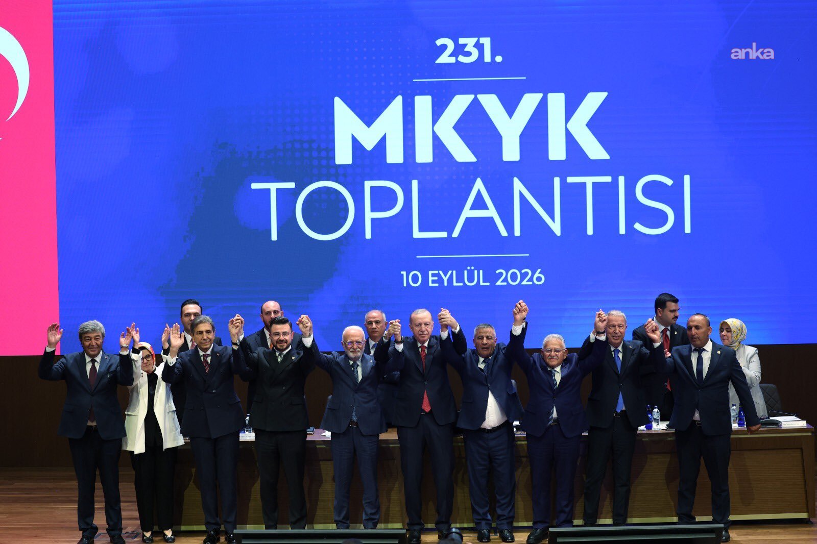Erdoğan, AK Parti'ye geçen dört belediye başkanına rozet taktı