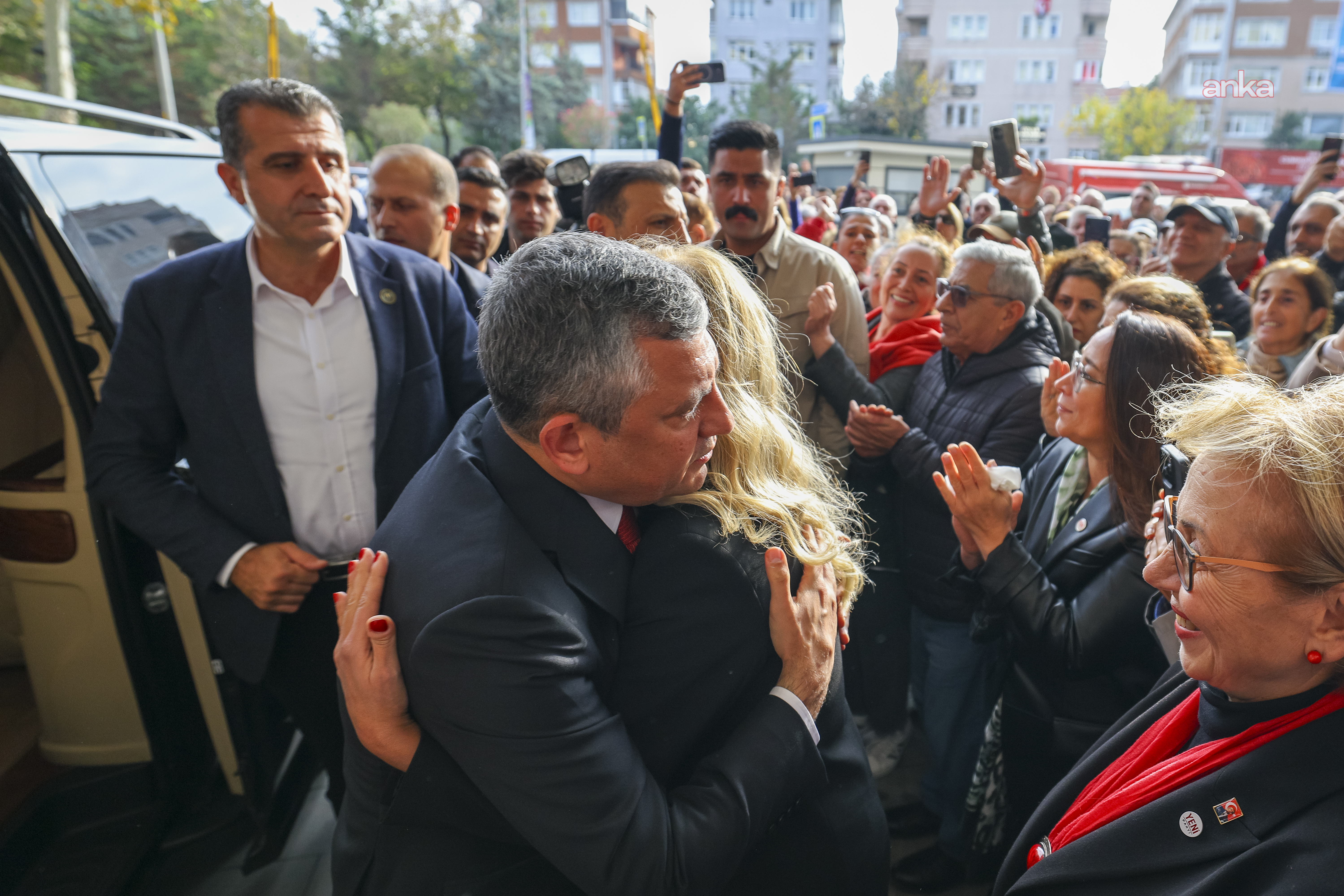 Özgür Özel, Bakırköy Belediye Başkanı Ayşegül Ovalıoğlu’nu ziyaret etti