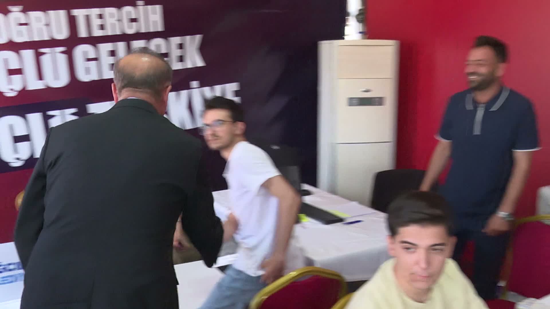 İBB Üniversite Tercih Dayanışma ve Rehberlik Merkezi'ni ziyaret eden İBB Başkanvekili Nuri Aslan: Hiçbir genç yurt dışına gitmeyi tercih etmesin