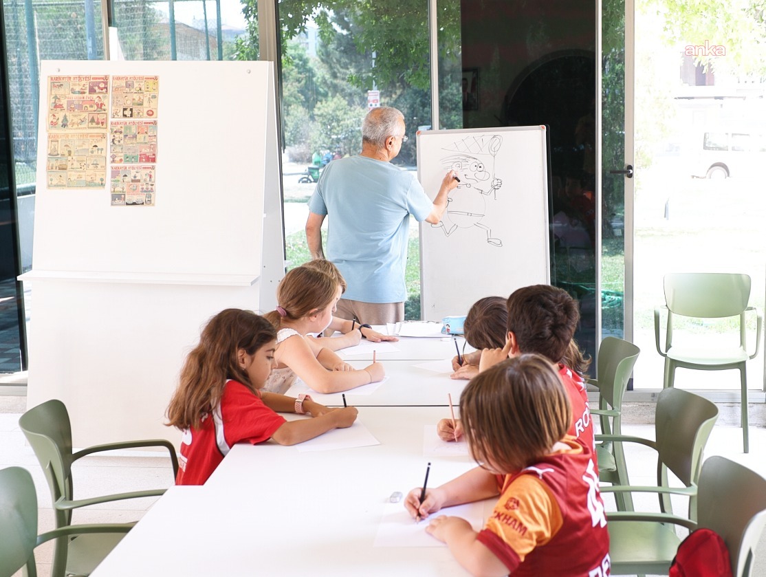 Bayraklı'da çocukların yaz tatili renkli atölyelerle hareketlendi