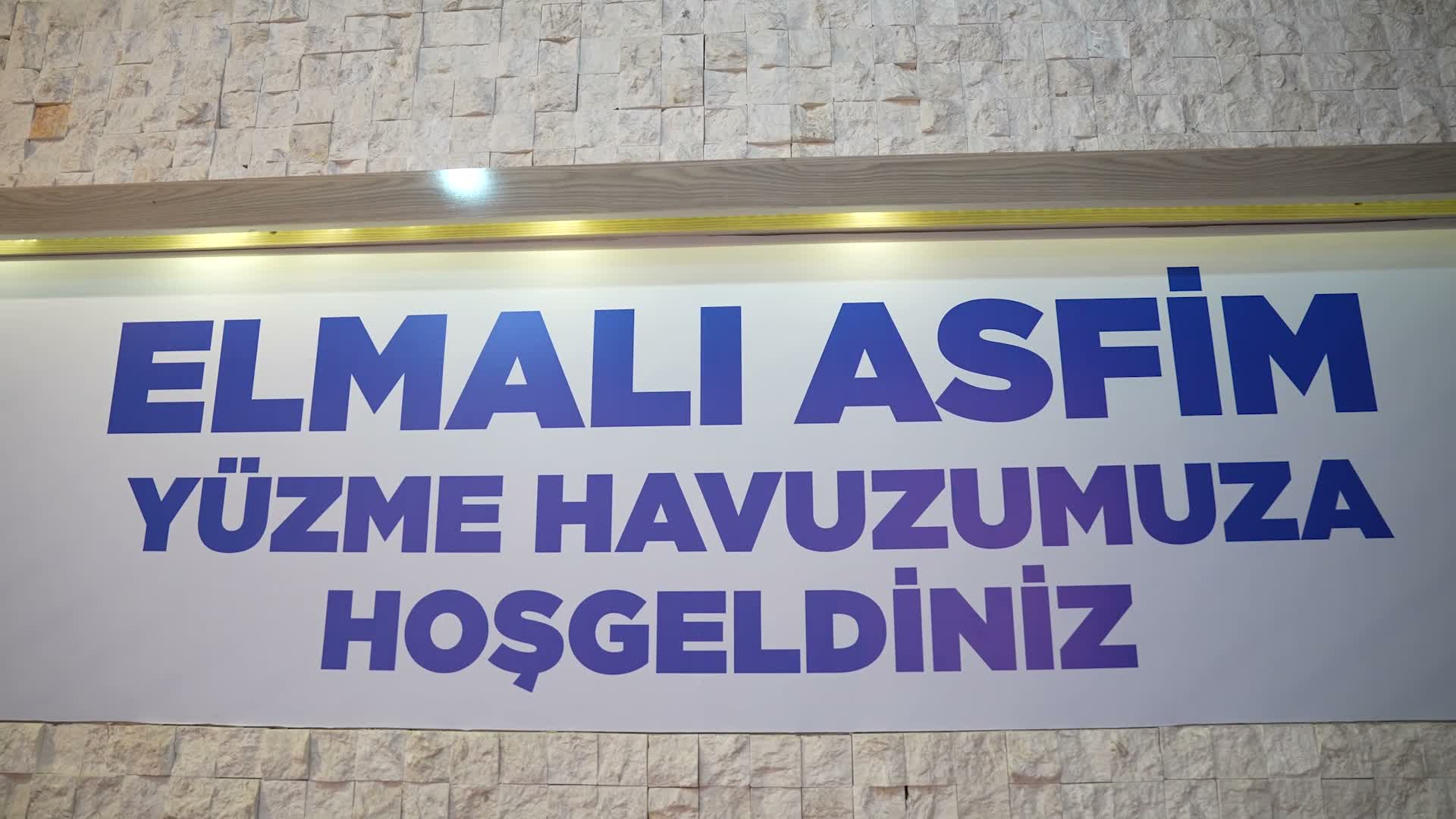 Antalya Büyükşehir Belediyesi'nin Elmalı ASFİM’de ücretsiz yüzme kursları sürüyor