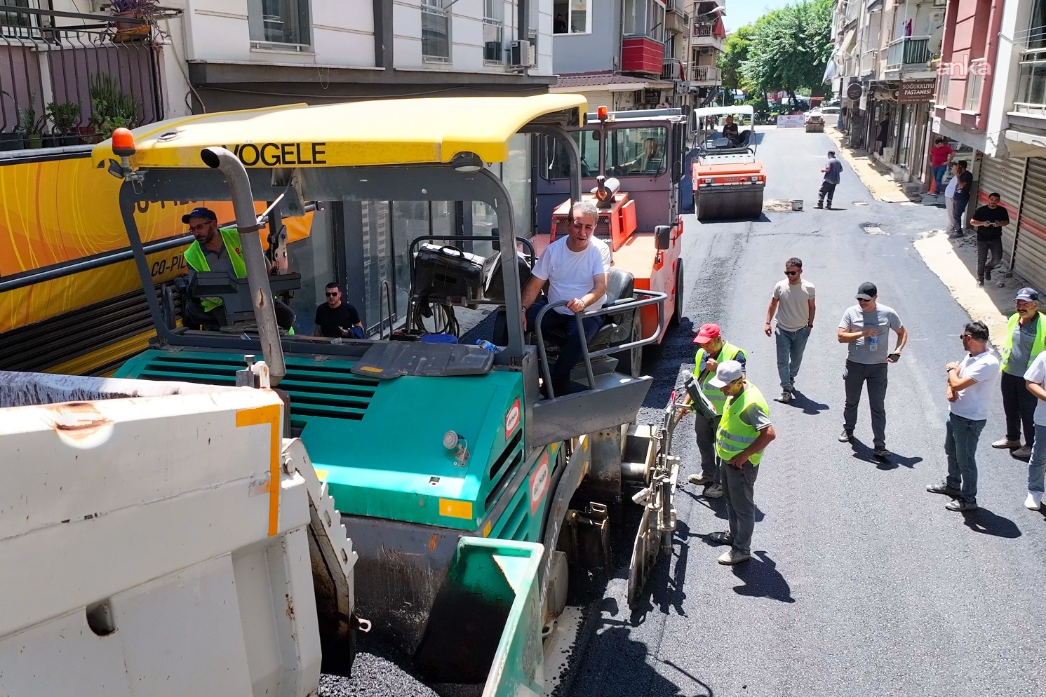 Efeler Belediyesi, kent genelinde yol yenileme çalışmalarına devam ediyor